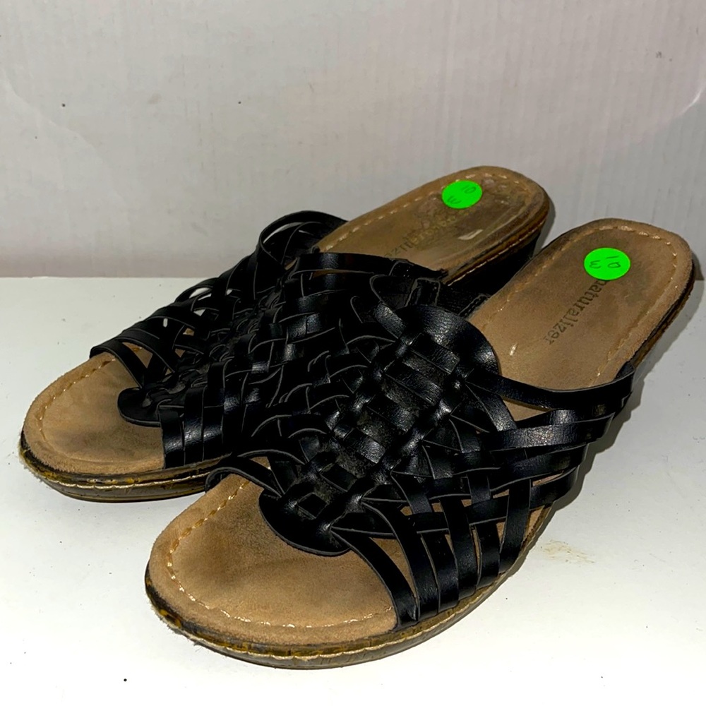 NATURALIZER SANDALs